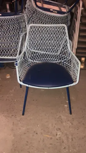 Cadeira de vime azul e branca