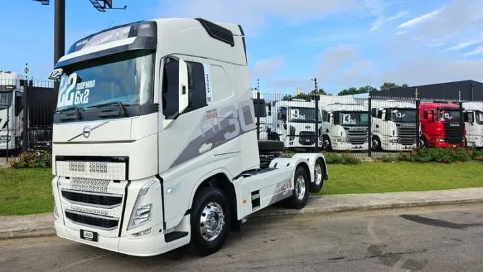 Volvo FH 460 6x2 Globetrotter Ano 22 Teto Alto Automático Mola BAIXO KM  EURO 5 IMPECAVEL 