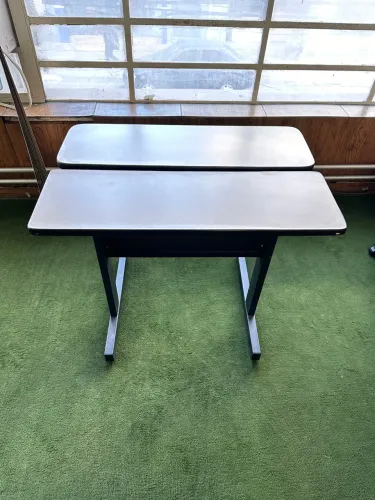 Mesa de madeira com estrutura em metal