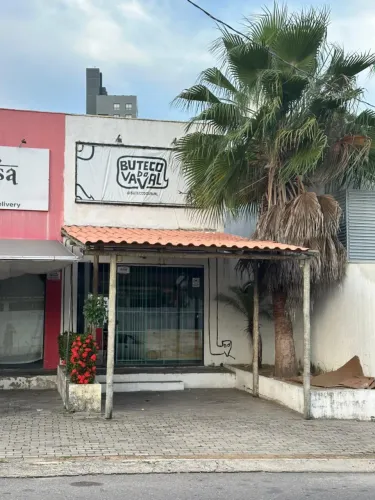 Loja com quintal e mezanino em Ponta Negra ( Av. Praia de Buzios)