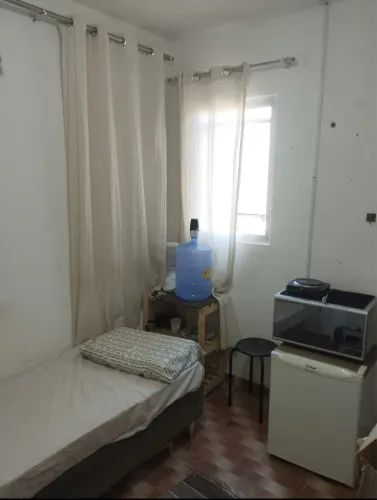 Aluga-se quarto mobiliado para mulheres