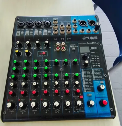 Mesa e interface Yamaha MG10XU