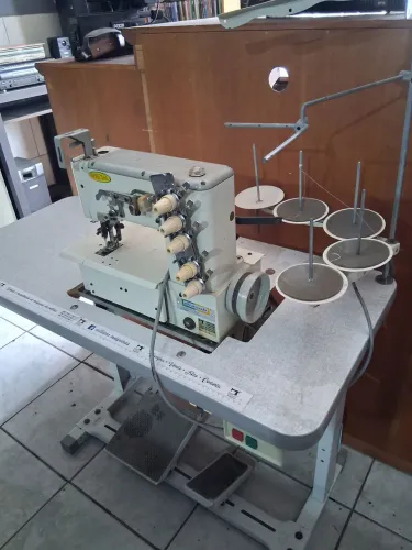 Maquina de costura galoneira...