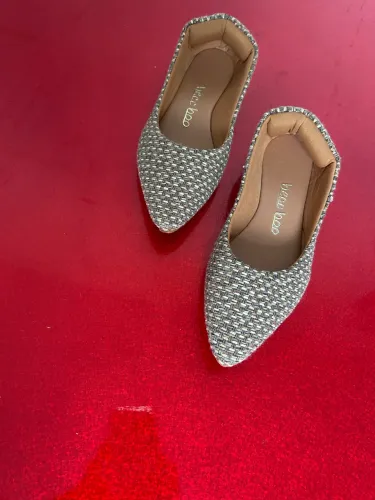 Sapatilha Ponta Fina com Textura de Trama Elegante