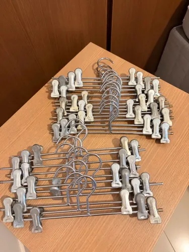 Cabides de metal com presilha