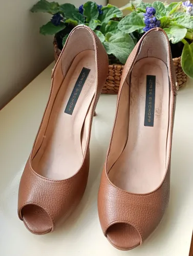Linda Peep toe Jorge bischof