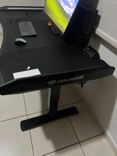 mesa gamer cougar e-mars com ajuste de altura e rgb
