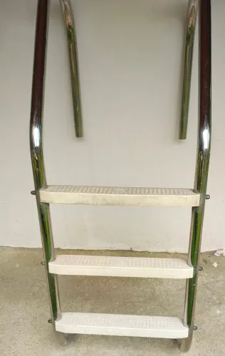 Escada de piscina 