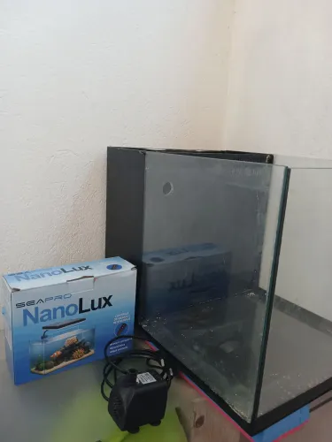 Aquario, bomba e luminária 