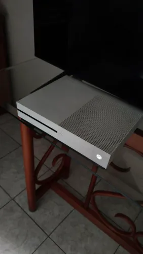 Xbox one S 1T (com caixa) + 2 jogos