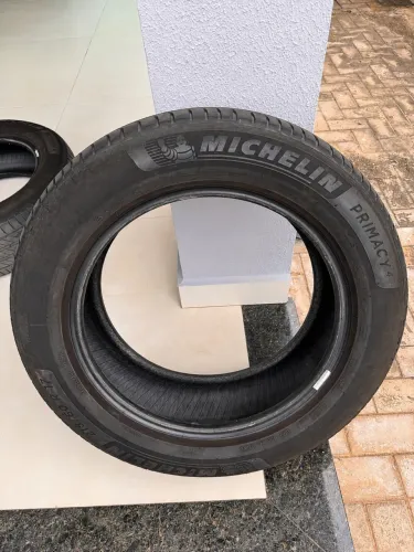 Par de pneus Michelin Primacy 4 215/60 R17 - um com pouco uso