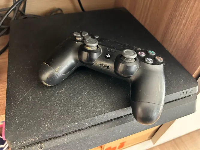 PlayStation 4 - 500Gb + Controle Original + 8 jogos