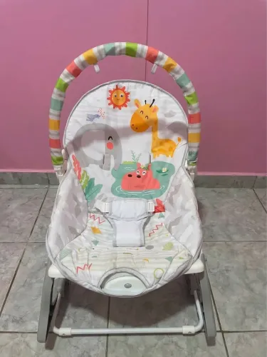 Cadeirinha de descanso musical e vibratória 
