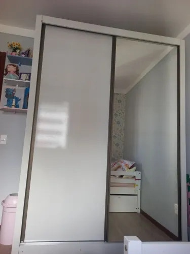 Guarda-roupa solteiro com porta de espelho de correr em MDF