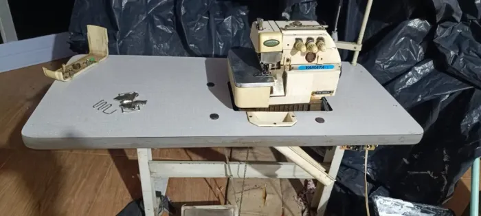Overlock Industrial 3 Fios Yamata Fy3 504m2-04 110v com mesa.