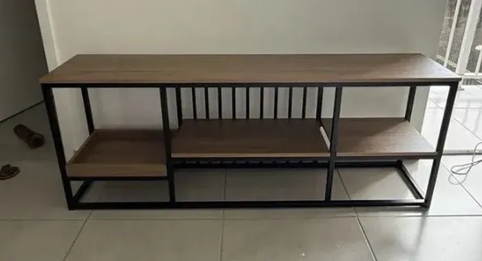 ESTANTE ROCK ESTILO INDUSTRIAL PARA TV ATE 60 POLEGADAS EM AÇO E MADEIRA