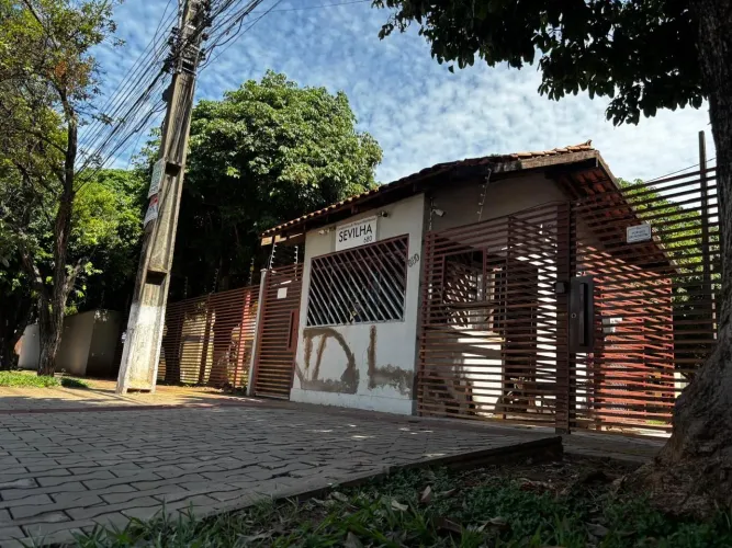 Apartamento Térreo bem localizado, rico em armários, ar condicionado