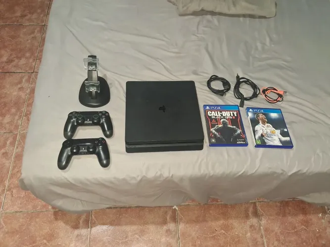 Ps4 , 2 manetes , suporte para manetes , 2 jogos , cabo hdmi , cabo de força , carregador.