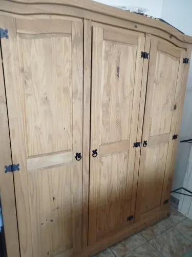 Guarda-roupas solteiro em madeira Pinus