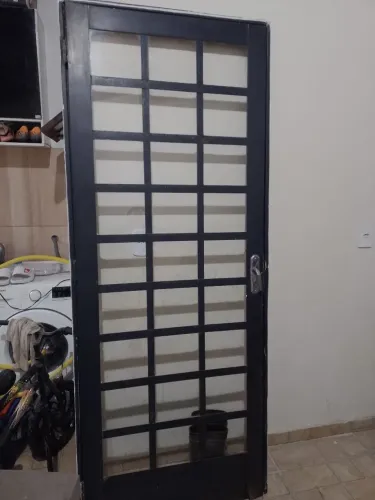 Vendo porta em aço com vidro