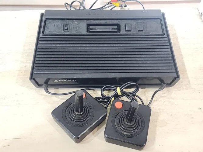 Atari 2600 com AV - 2 Controles