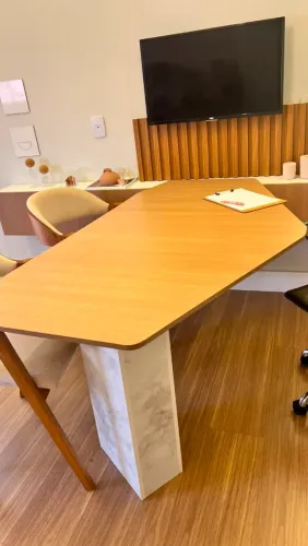 Mesa de reunião com aparador 