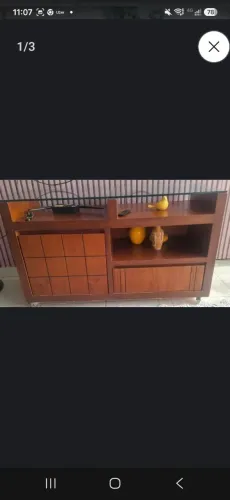 Elegante e versátil Rack e aparador com tampa de vidro na cor amadeirado