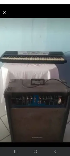 Teclado e caixa de som amplificada!