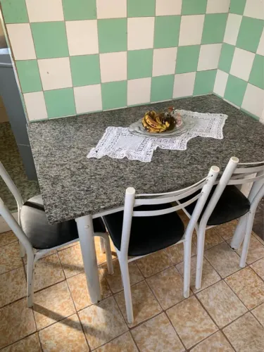 Mesa com quatro cadeiras