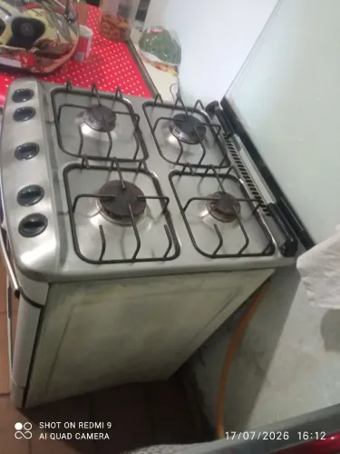Fogão de quatro bocas com forno funcionando normalmente