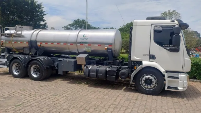 Caminhão volvo VM 270