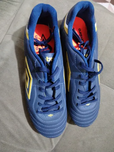 Chuteira Umbro ORIGINAL - Tamanho 41 - Nunca usada, Para campo.