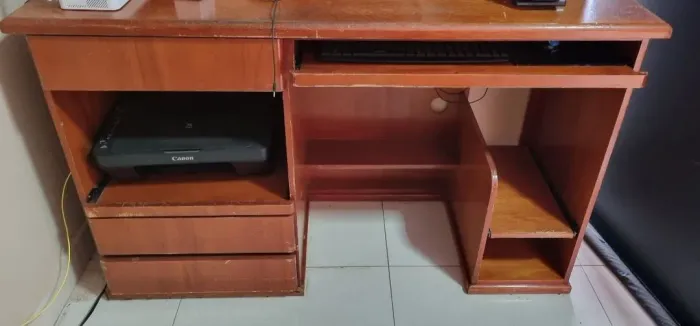 Mesa de Madeira para Computador com cadeira
