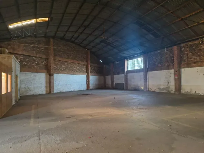 MOINHOS IMOBILIÁRIA aluga depósito comercial com 1.700m² no Sarandi