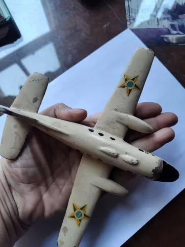 Antigo modelo de avião em metal da FAB