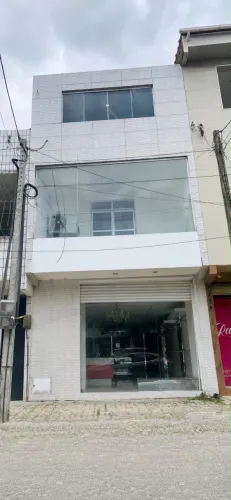 ALUGA-SE PRÉDIO COMERCIAL
