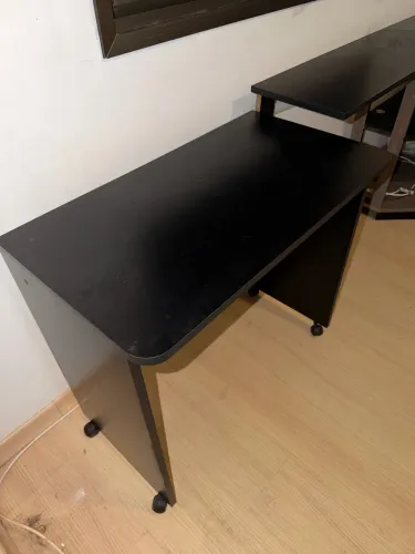 Mesa pequena de estudo e mesa em L de escritório