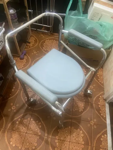 Cadeira higiênica / de banho com rodízios