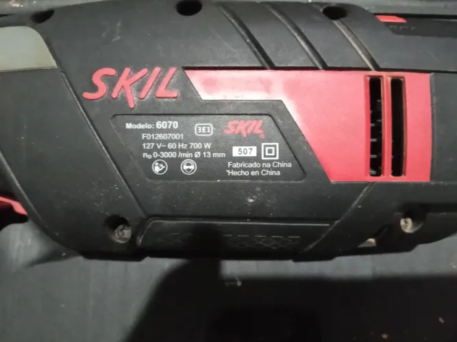 Furadeira Skil, e martelete de 700wts mandril de aperto rápido, auto reverso reverso.