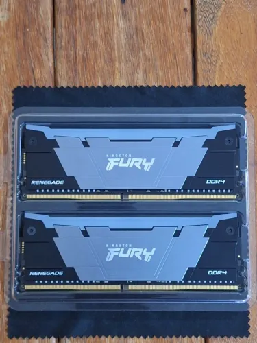 Memória RAM Kingston Fury Renegade RGB 64GB (2x32GB) DDR4 3600MHz