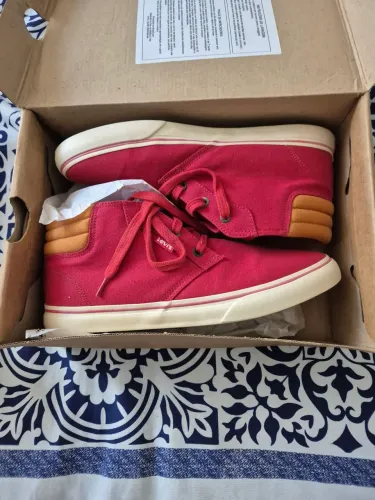 Tenis Levis vermelho 