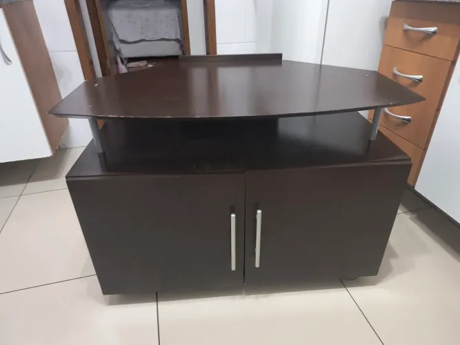 Rack para apoiar televisão.