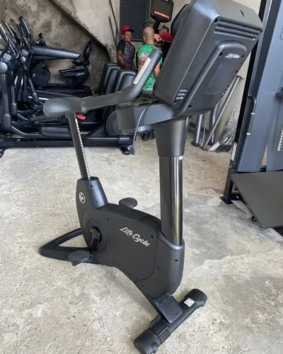 Bicicleta Vertical - Life Fitness - 95RS - impecável!