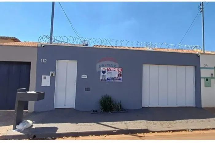 Casa À Venda, Com Dois Quartos, No Bairro Cidade Jardim Em Ituiutaba-MG.
