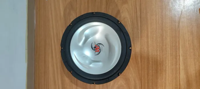 subwoofer de 12 Kenwood para 700W modelo KFC-W3005.