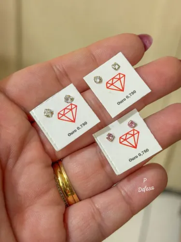 BRINCO de ouro 18kl com defesa tamanho pequeno. 210,00 reais par