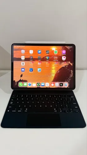 iPad Pro M2 256gigas Wi-Fi+ celular. + Magic Keyboard original + Apple Pencil original.