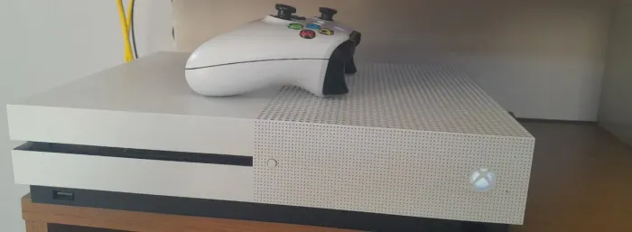 ? XBOX ONE S 1TB - ÓTIMO ESTADO! ?  Vendo Xbox One S 1TB, funcionando perfeitamente.