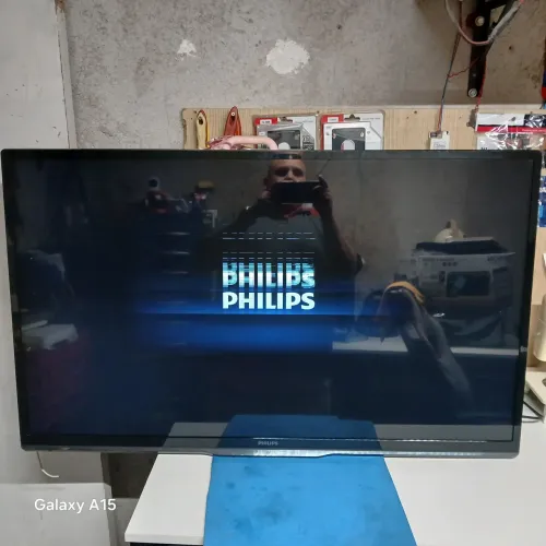 Vendo essa TV Philips 43 LED pra arrumar ou retirar peças 