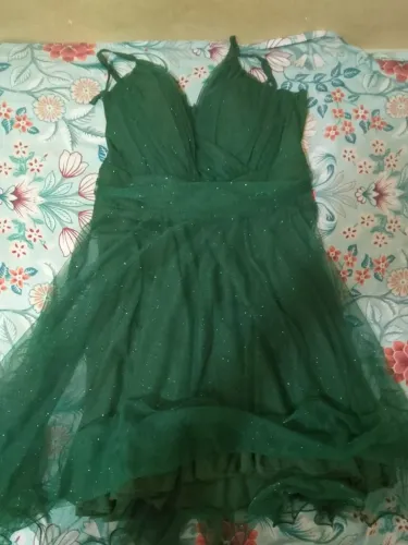 Vestido verde curto e brilhante para festa.